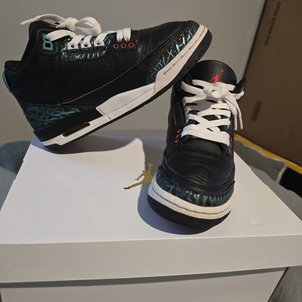 Nike Air Jordan 3 Retro (GS) Shoes Black Hyper Jade Red FV5437-001 size 4.5Y